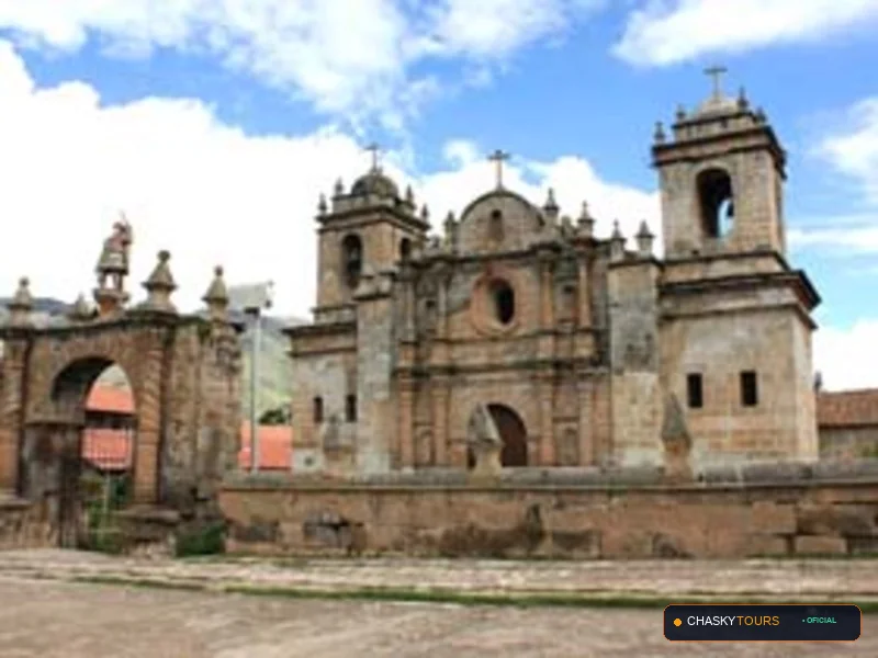 Plaza Mayor y Templo Matriz de Chuquibambilla foto 1