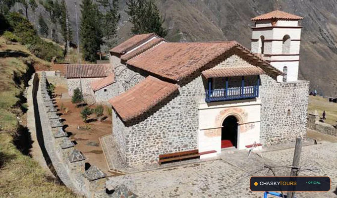 Plaza Mayor y Templo Matriz de Pomacocha foto 2