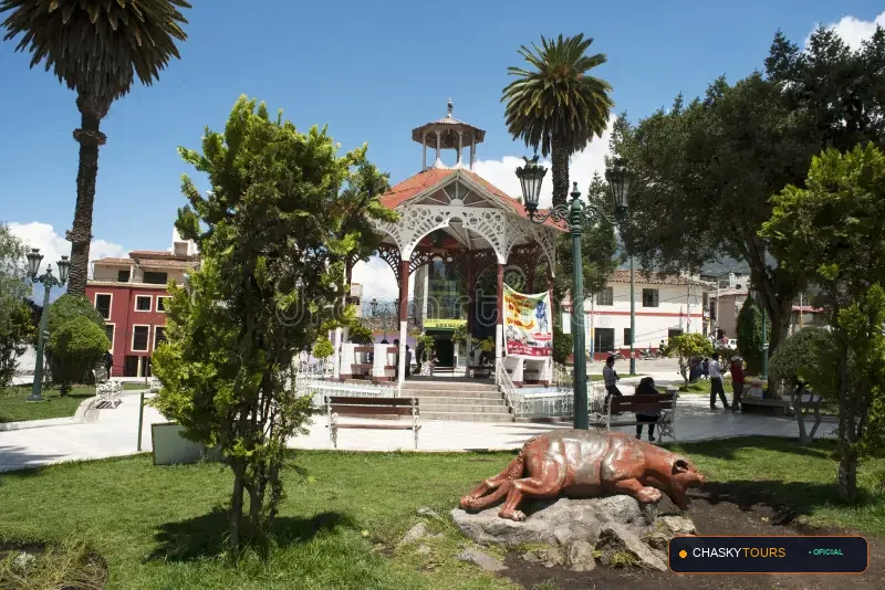 Plaza Mayor y Templo Matriz de San Pedro De Cachora