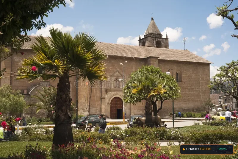 Plaza Mayor y Templo Matriz de Santa Maria De Chicmo